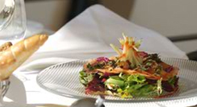 Salat und Brot auf Tisch